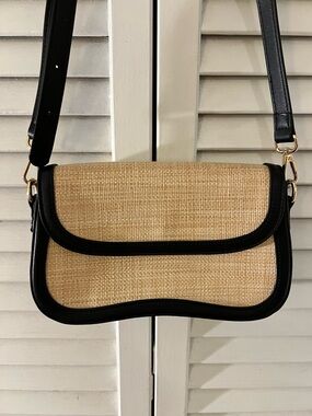 Telena shoulder bag made of straw mat material with black vegan leather trim